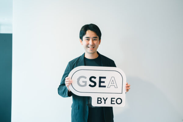 GSEA日本大会優勝者として紹介された坪井俊輔さん。EOメディアの起業家インタビュー掲載写真
